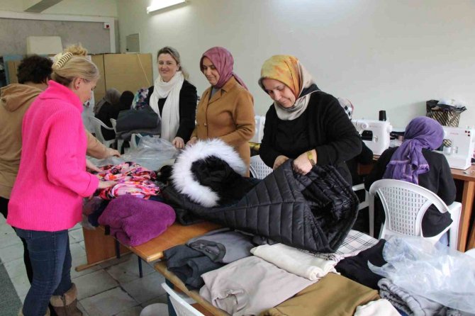 Amasyalılar Depremzedeler İçin Kıyafet Ve Battaniye Dikiyor