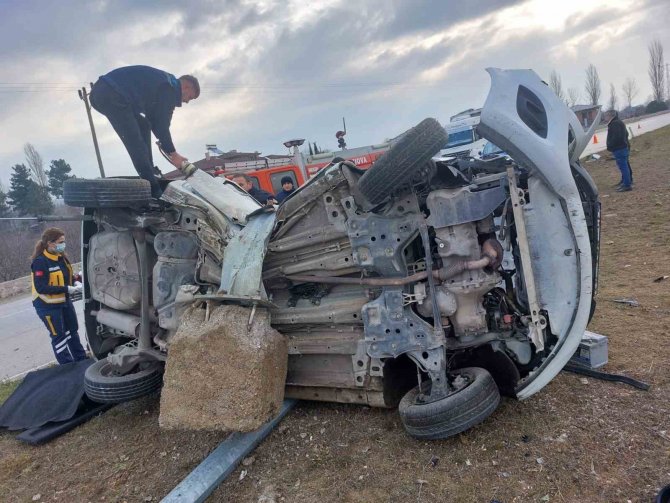 Aydınlatma Direği Otomobili Kemer Gibi Sararak Sıkıştırdı
