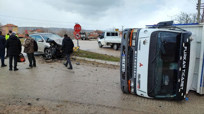Otomobille Çarpışan Kamyon Yan Yattı