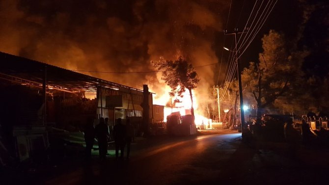 Antalya’da İki İş Yerindeki Yangın Geceyi Aydınlattı