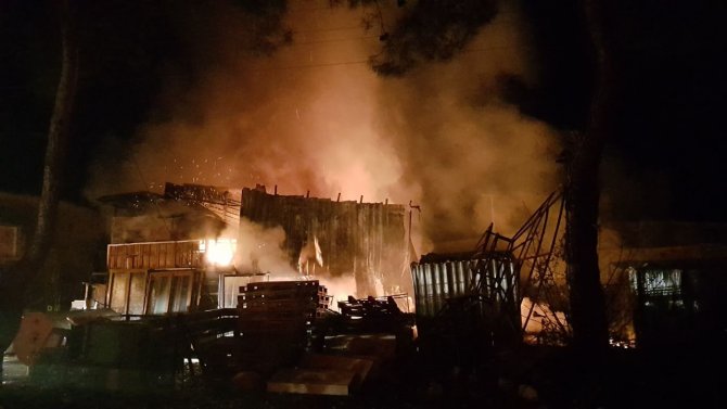 Antalya’da İki İş Yerindeki Yangın Geceyi Aydınlattı