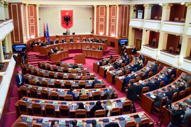 Arnavutluk Meclisinde Depremde Hayatını Kaybedenler İçin 1 Dakikalık Saygı Duruşu