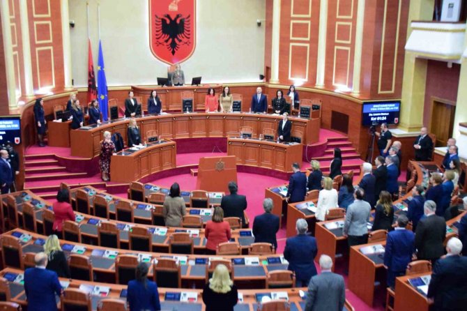 Arnavutluk Meclisinde Depremde Hayatını Kaybedenler İçin 1 Dakikalık Saygı Duruşu