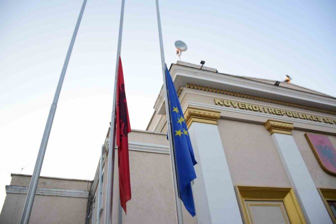 Arnavutluk Meclisinde Depremde Hayatını Kaybedenler İçin 1 Dakikalık Saygı Duruşu