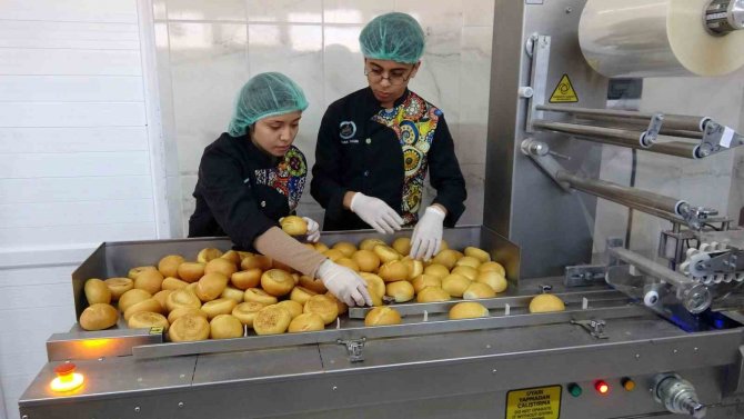 Yozgat’ta Öğretmen Ve Öğrenciler, Depremzedeler İçin Ekmek Ve Yemek Hazırlıyor