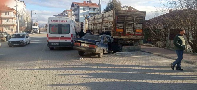 Park Halindeki Kamyona Çarpan Otomobildeki Yolcu Öldü