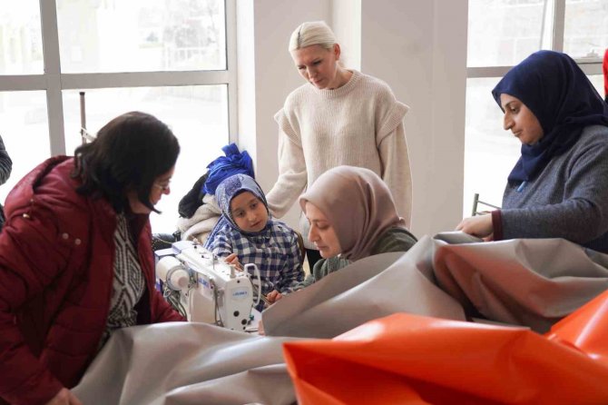 Terziler, Döşemeciler Ve Kadınların Deprem Bölgesine Çadır Üretimine Geçti