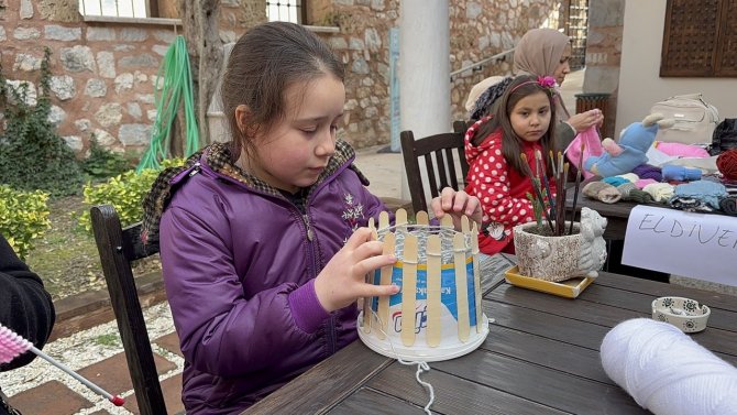 Bütün İlçe Toplandı Çorap Örüyor