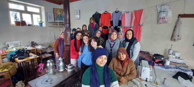 Yenice’de Depremzede Çocuklar İçin Parça Kumaşlardan Giysi Dikiyorlar