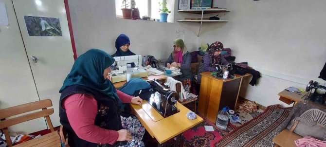Yenice’de Depremzede Çocuklar İçin Parça Kumaşlardan Giysi Dikiyorlar