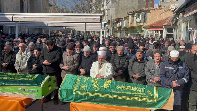 Depremde Hayatın Kaybeden Jurnal Ailesi Toprağa Verildi