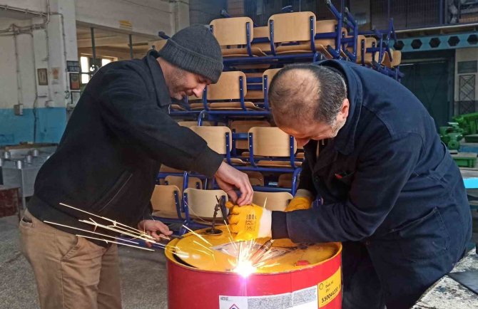 Öğretmenler Ve Öğrenciler Depremzedeler İçin Seferber Oldu