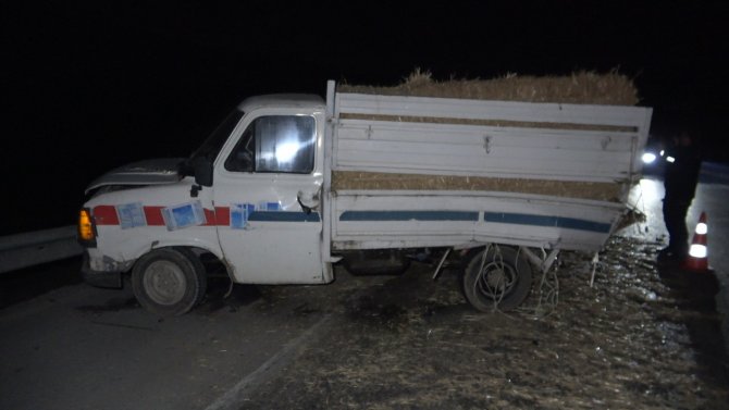 Servis Minibüsü Saman Yüklü Kamyonetle Çarpıştı: 10 Yaralı