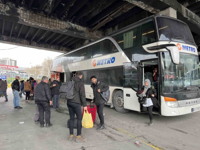 Deprem Bölgelerinden Afetzedeler Otobüsle İ̇stanbul’a Geldi