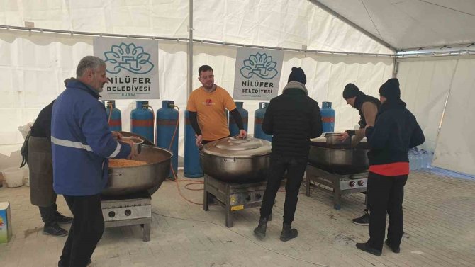 Nilüfer Belediyesi Afet Bölgesinde Aşevi Kurdu