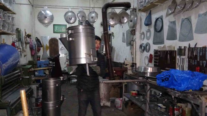 Depremzedeler Üşümesin Diye Yoğun Soba Üretimi