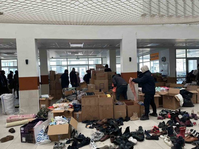 İ̇hlas Vakfı’nın Yardım Tırları Deprem Bölgesinde