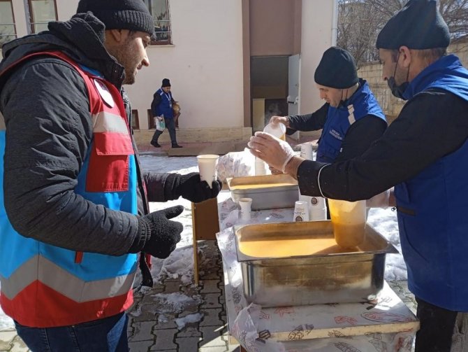 Adıyaman’da Depremzedelere Sıcak Yemek