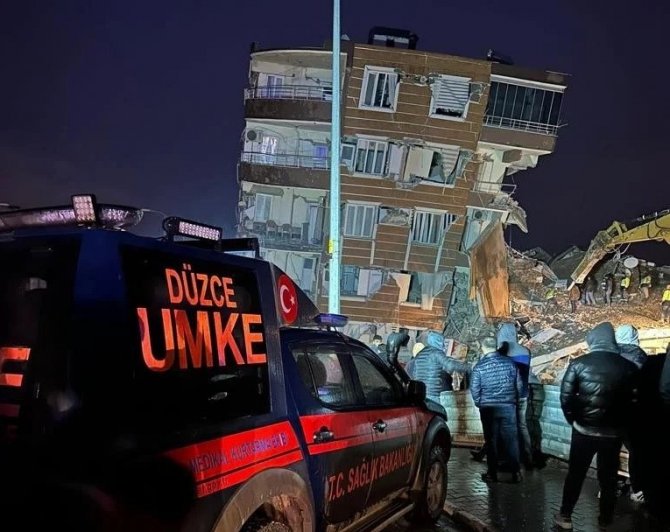 Düzce İ̇l Sağlık Müdürlüğü Deprem Bölgelerine İlave Ekip Gönderdi