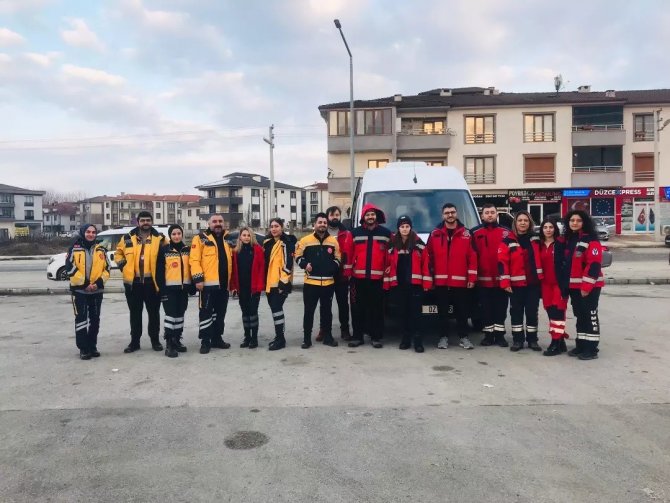 Düzce İ̇l Sağlık Müdürlüğü Deprem Bölgelerine İlave Ekip Gönderdi