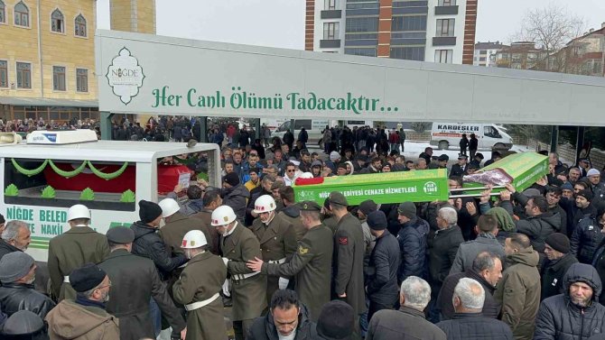 Ebrar Sitesi’nin Enkazından Çıkarılan Uzman Çavuş Yaman, Eşi Ve İki Çocuğu Toprağa Verildi