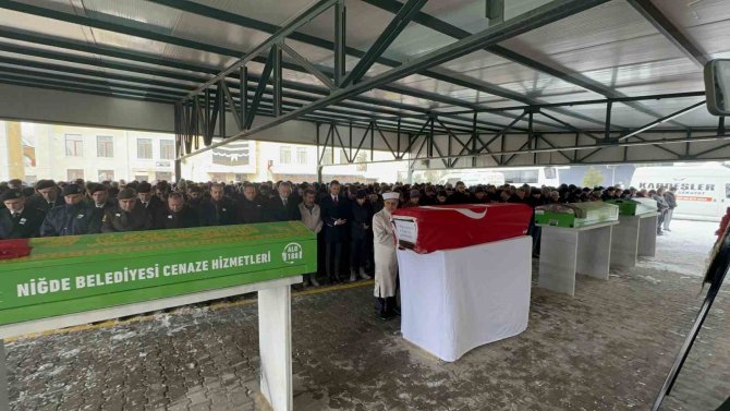 Ebrar Sitesi’nin Enkazından Çıkarılan Uzman Çavuş Yaman, Eşi Ve İki Çocuğu Toprağa Verildi