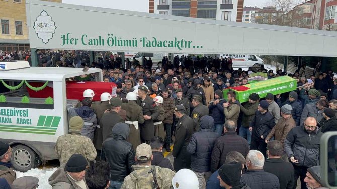 Ebrar Sitesi’nin Enkazından Çıkarılan Uzman Çavuş Yaman, Eşi Ve İki Çocuğu Toprağa Verildi