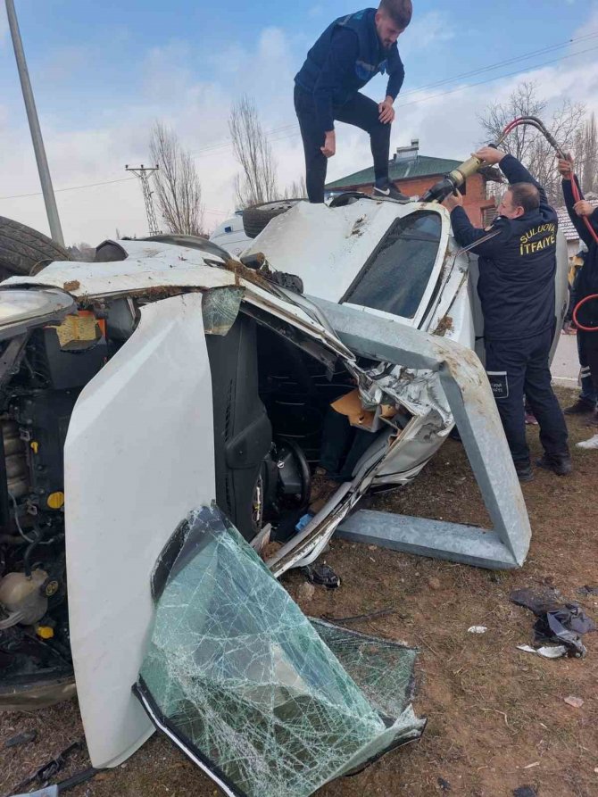 Aydınlatma Direği Otomobili Kemer Gibi Sararak Sıkıştırdı
