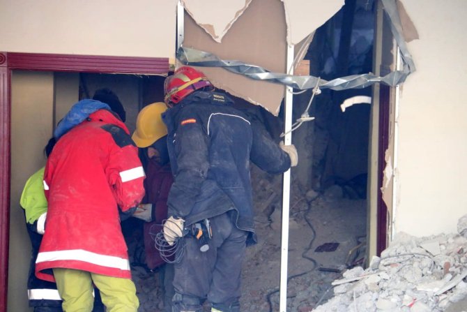 Tıkırdı İle Gelen Umutla ’Anne İle Bebeğine’ Ulaşılmaya Çalışılıyor