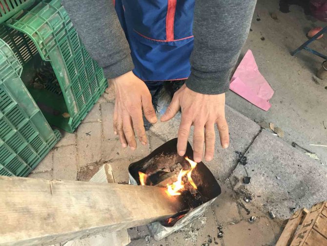 Pazar Esnafı Isınabilmek İçin Ateş Yakıyor