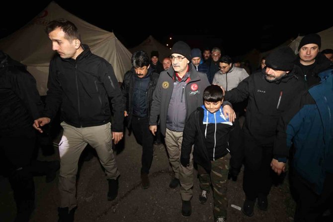 Bakan Dönmez, İ̇skenderun’da Çadır Kentteki Depremzedelerle Bir Araya Geldi