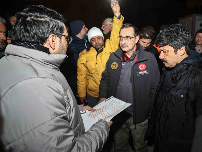 Bakan Dönmez, İ̇skenderun’da Çadır Kentteki Depremzedelerle Bir Araya Geldi