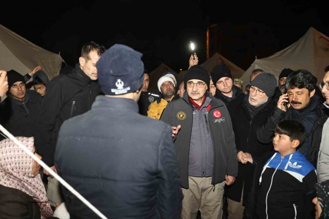 Bakan Dönmez, İ̇skenderun’da Çadır Kentteki Depremzedelerle Bir Araya Geldi