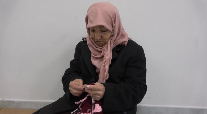 Şekernaz Teyze Afet Bölgesine El İşi Örüyor