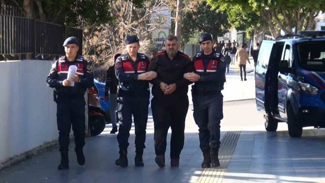Hatay’da Yıkılan Kule Apartmanı’nın Müteahhidi, Antalya’da Depremzedelerin Kaldığı Otelde Yakalandı