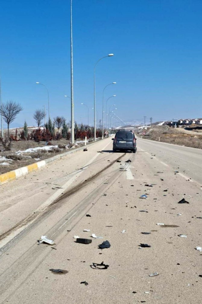 İ̇ki Aracın Çarpıştığı Kazada Biri Çocuk 3 Kişi Yaralandı