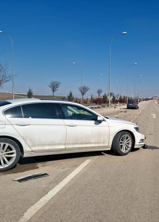 İ̇ki Aracın Çarpıştığı Kazada Biri Çocuk 3 Kişi Yaralandı