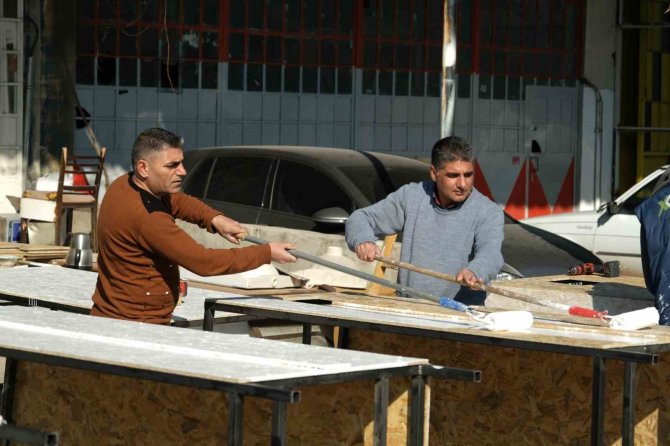 Esnaf, Hayırsever Ve Öğrencilerin İşbirliğiyle Deprem Bölgesi İçin Seyyar Tuvalet Üretiliyor
