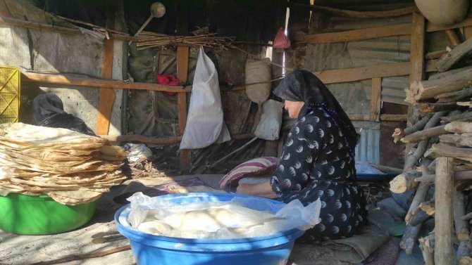 Derecik Depremzedeler İle Ekmeğini Bölüşüyor