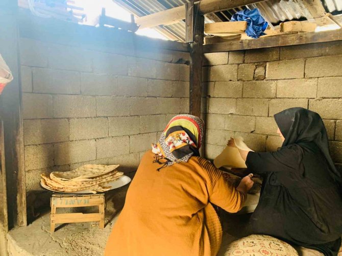 Derecik Depremzedeler İle Ekmeğini Bölüşüyor