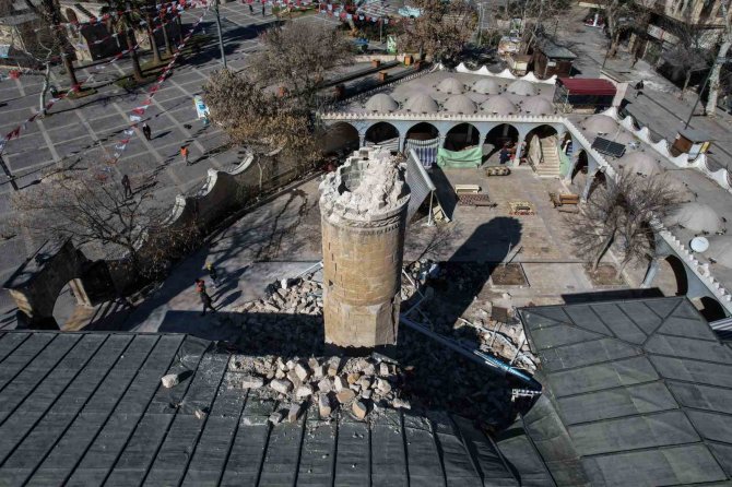 527 Yıllık Tarihi Cami Depremde Hasar Gördü