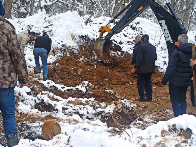 Hatay’da Depremde Hayatını Kaybeden 4 Kişilik Aile, Toprağa Verildi