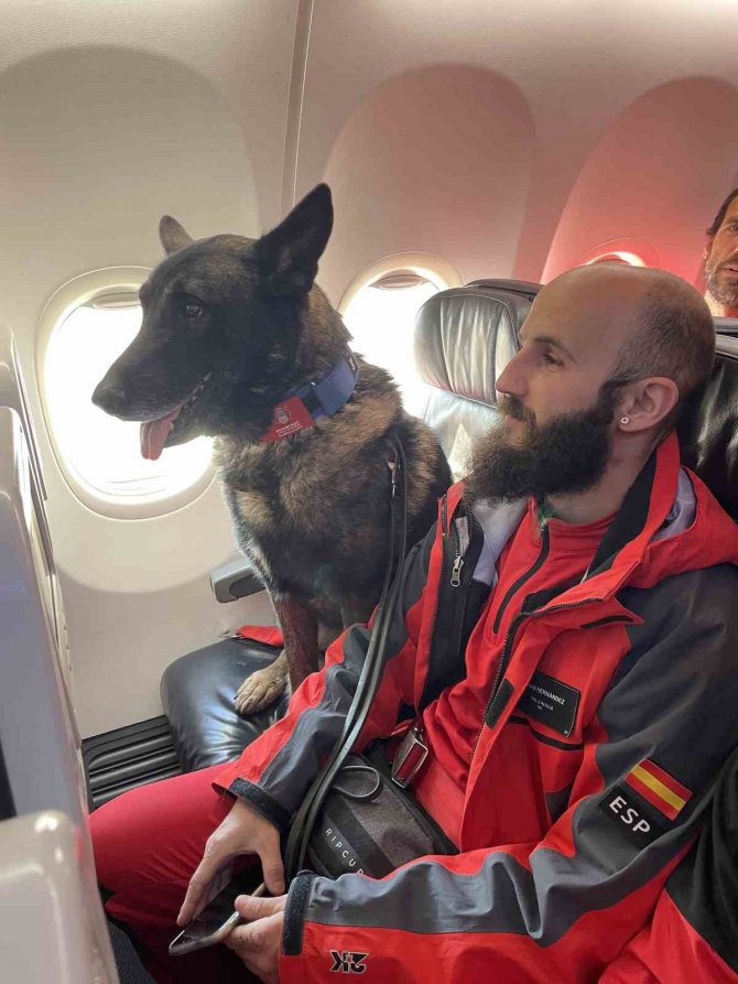 İ̇spanyol Kurtarma Ekibi Güllerle Uğurlandı: "Güle Güle Türkiye"