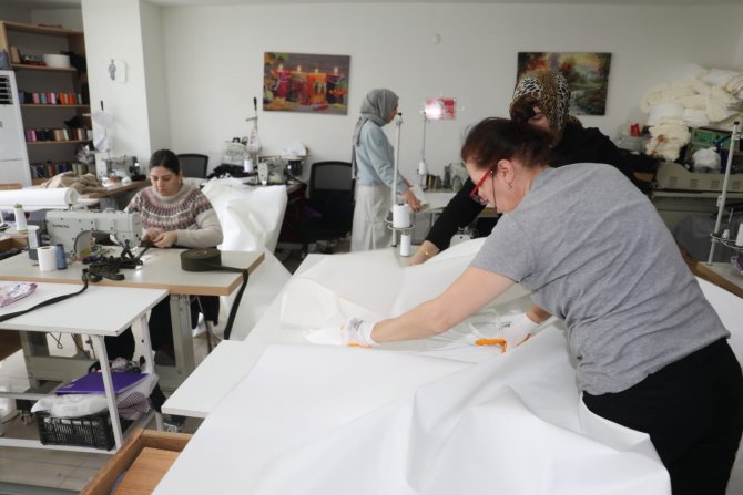 Depremzedeler İçin Dikiş Makinelerinin Başına Geçtiler