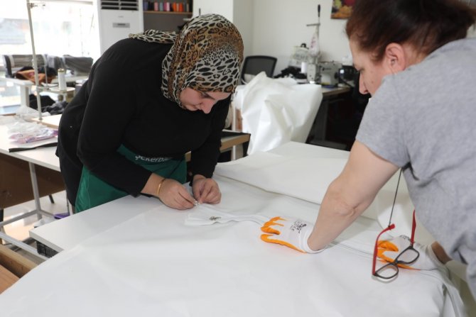 Depremzedeler İçin Dikiş Makinelerinin Başına Geçtiler