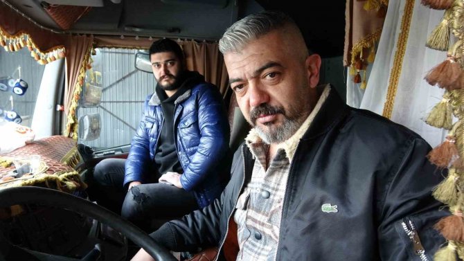 Depremzedelere Yardım Götürmek İçin Yola Çıktılar, Lastikleri Patlasa Da Durmadılar