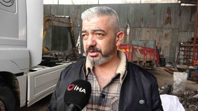 Depremzedelere Yardım Götürmek İçin Yola Çıktılar, Lastikleri Patlasa Da Durmadılar