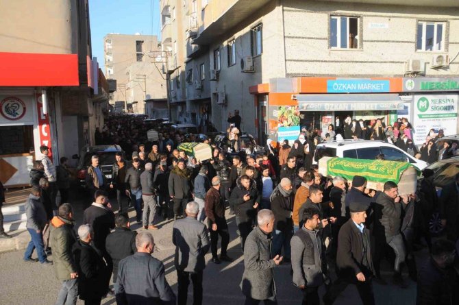 Depremde Hayatını Kaybeden Anne Ve İki Kızı Cizre’de Yan Yana Defnedildi