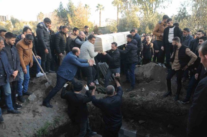 Depremde Hayatını Kaybeden Anne Ve İki Kızı Cizre’de Yan Yana Defnedildi