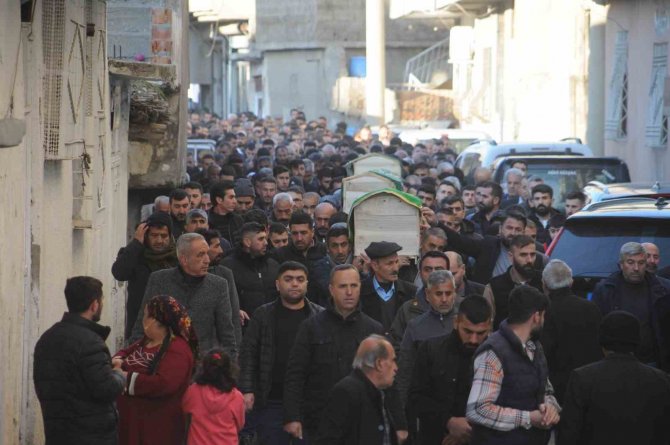 Depremde Hayatını Kaybeden Anne Ve İki Kızı Cizre’de Yan Yana Defnedildi